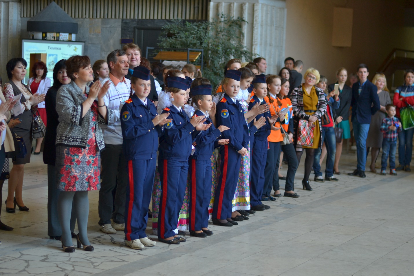 В фойе университета гостей из регионов России приветствуют ученики школ Ульяновска